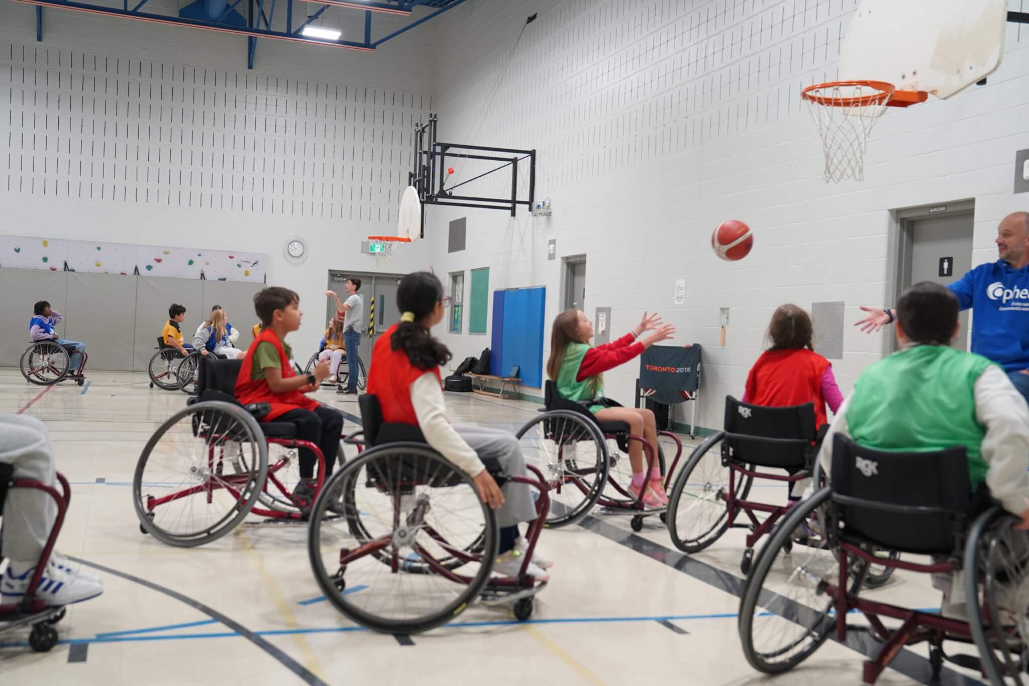 Des élèves en fauteuil roulant font du sport